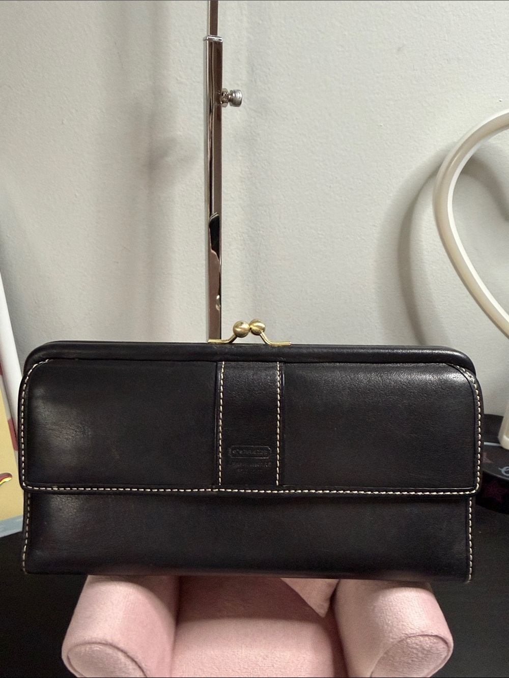 Coach Vintage Hamptons Black Leather Long Wallet with Kiss-Lock Accent - Picture 2 of 12